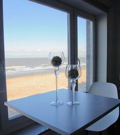 Modern Appartement Op De Zeedijk Met 2 Slaapkamers Te Oostende Bagian luar foto